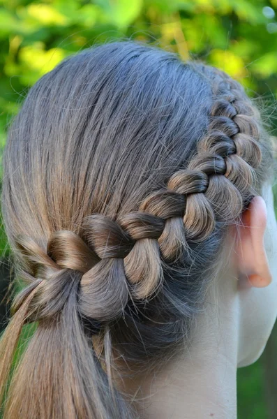 Penteado com uma trança francesa — Fotografia de Stock