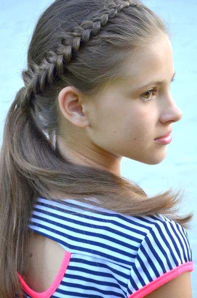 Penteado com uma trança francesa — Fotografia de Stock