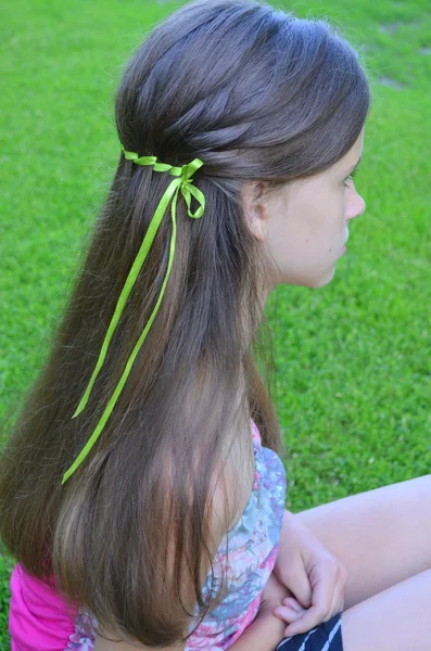 Плетіння волосся зі стрічкою — стокове фото