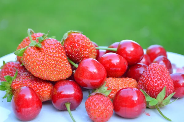 Fresas y cerezas — Foto de Stock