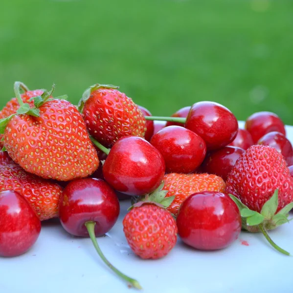 Fragole e ciliegie rosse — Foto Stock