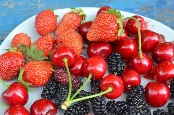 Fresas y cerezas — Foto de Stock