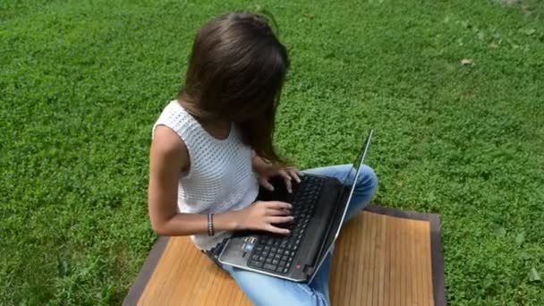 Menina com laptop — Vídeo de Stock