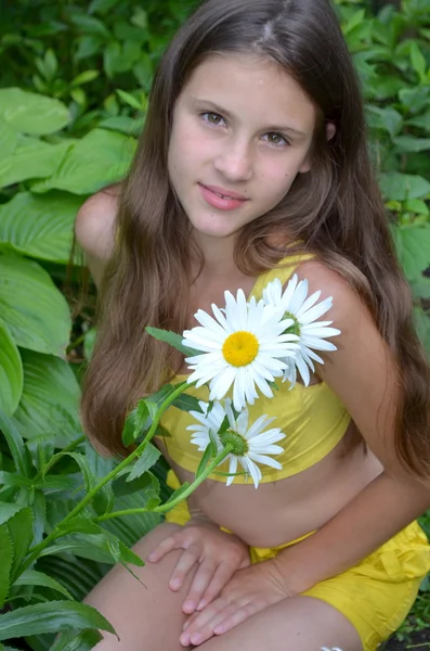 Menina com camomilas — Fotografia de Stock