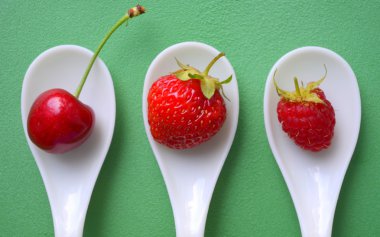 kiraz, çilek, ahududu - kırmızı meyveler