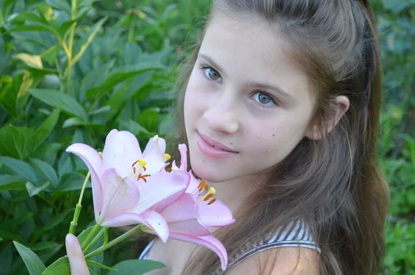 Girl with the flower — Stock Photo, Image