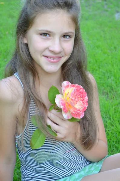 꽃과 소녀 — 스톡 사진