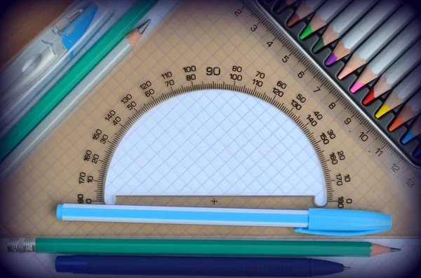 色鉛筆、ペン、分度器 — ストック写真