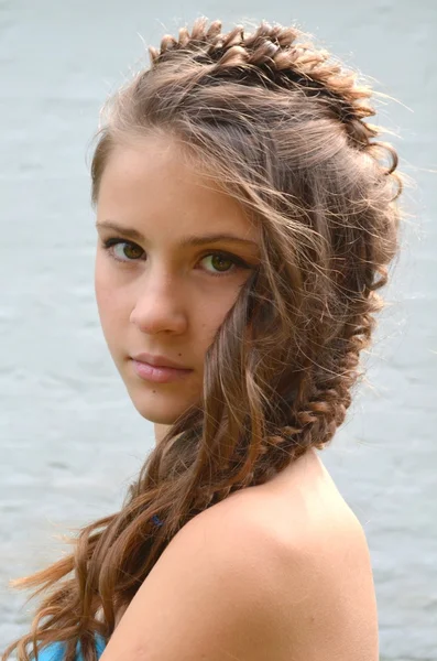 Lány egy exkluzív frizura — Stock Fotó