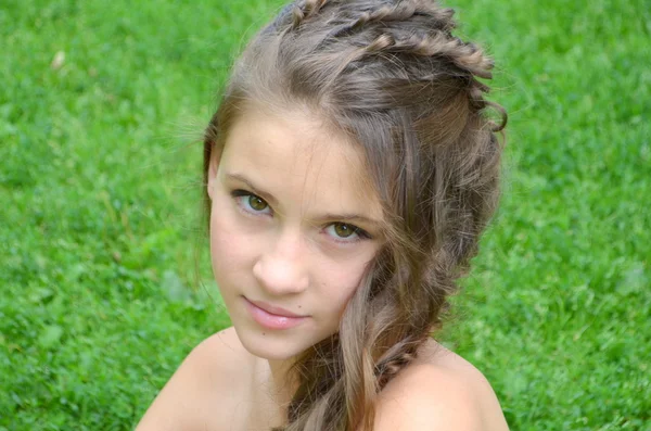 Girl with an exclusive hairstyle — Stock Photo, Image