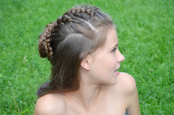 Ragazza con un'acconciatura esclusiva — Foto Stock