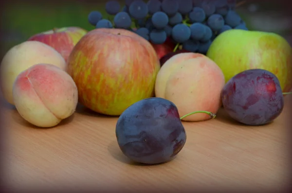Фрукти - виноград, персик, яблуко і слива — стокове фото
