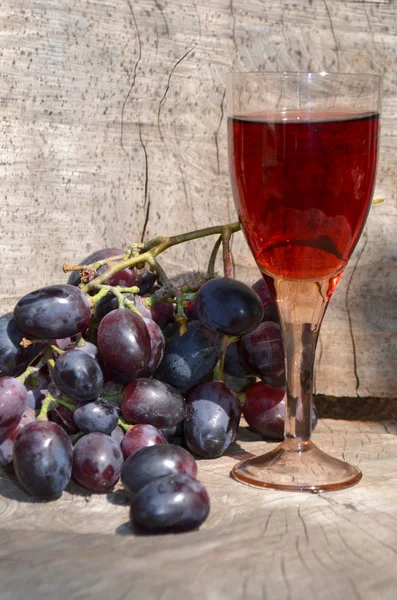 Glas Rotwein und Trauben — Stockfoto