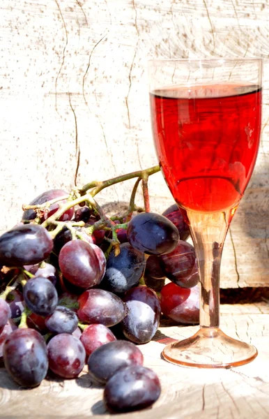 Glas Rotwein und Trauben — Stockfoto