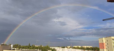 Gökkuşağı boyunca gökkuşağı konut binalarının üstünde