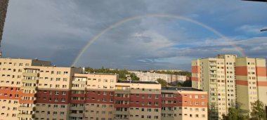Gökkuşağı boyunca gökkuşağı konut binalarının üstünde