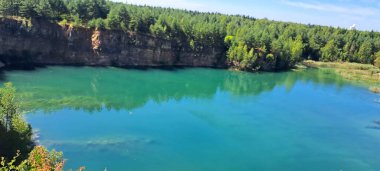 Polonya Maldivleri 'nin sığ turkuvaz suları, kumlu yolları ve sakin yaz manzarasının yer aldığı Maldivler manzarası. Bu eşsiz yerin doğal güzelliğini, dinginliğini ve tatil atmosferini yakalar.