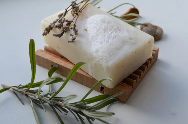 Мыло с натуральной лавандой — стоковое фото
