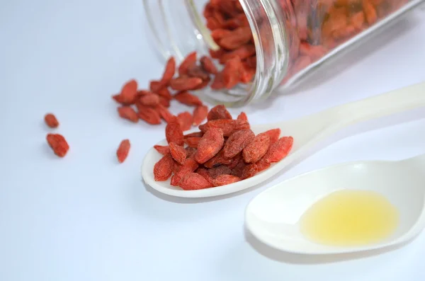 Óleo com bagas de goji — Fotografia de Stock