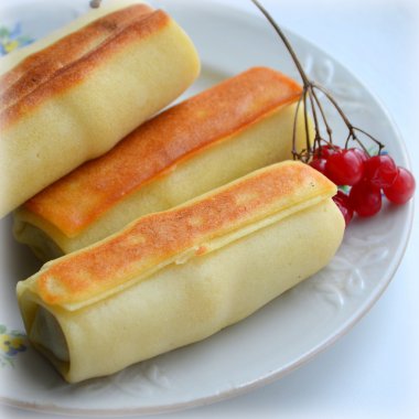 bir plaka üzerinde bir doldurma ile krep