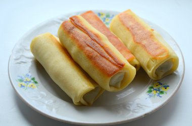 bir plaka üzerinde bir doldurma ile krep