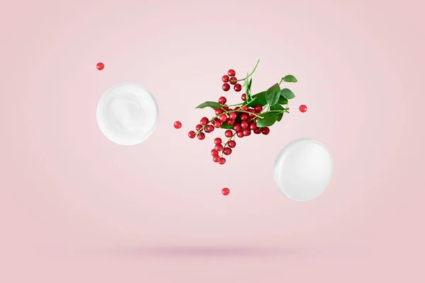 Ein Offenes Glas Kosmetikcreme Und Ein Bund Kleiner Roter Beeren Stockfoto