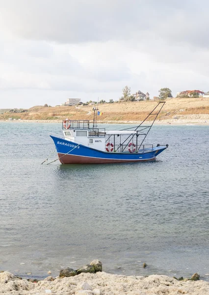 Fischerboot ankert an der Küste des Schwarzen Meeres — Stockfoto