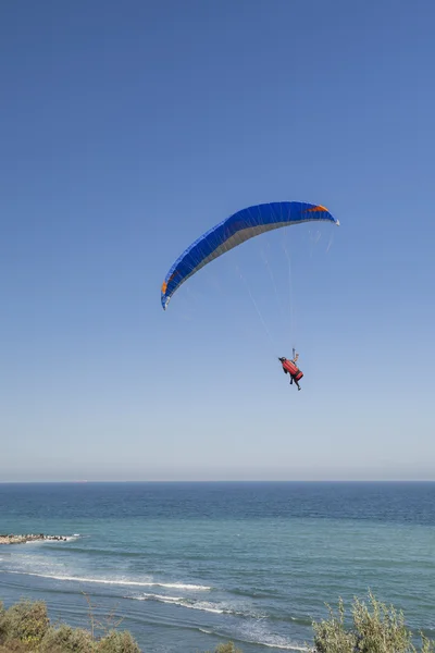 Paraglider svävar ovanför havet — Stockfoto