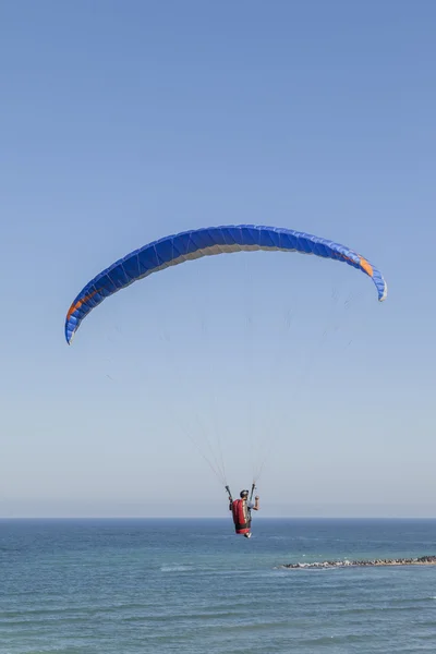 Paraglider svävar ovanför havet — Stockfoto