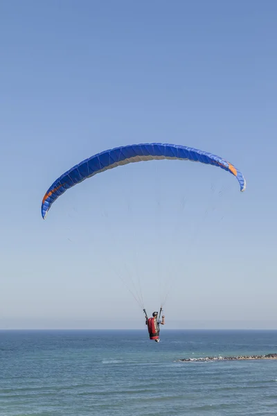 Parapente se cierne sobre el mar — Foto de Stock