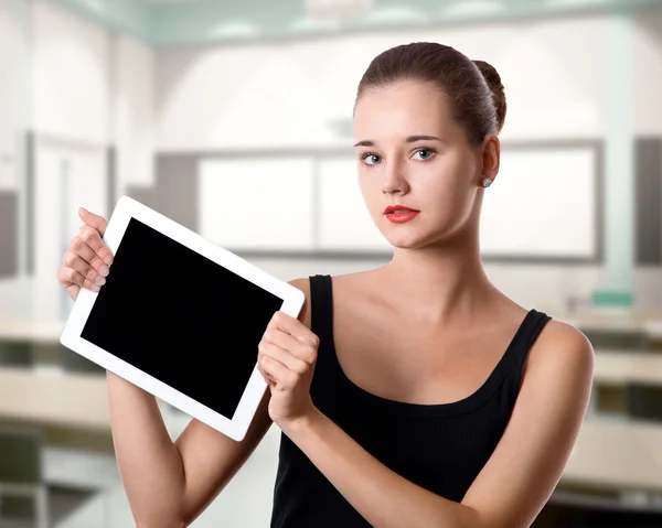 Mujer joven sosteniendo una tableta —  Fotos de Stock