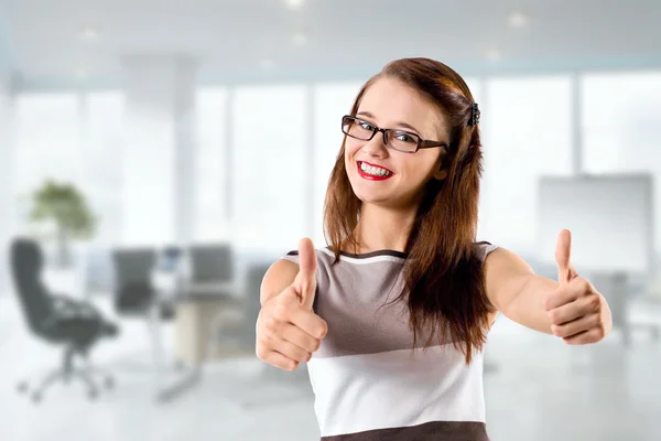 Girl in glasses shows thumbs up — Stock Photo, Image