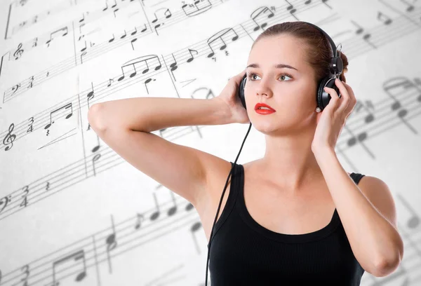 Mujer joven con auriculares —  Fotos de Stock