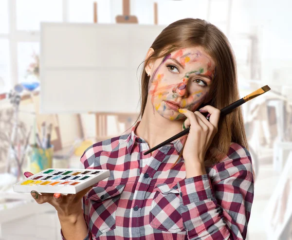 Mujer artista en el trabajo — Foto de Stock