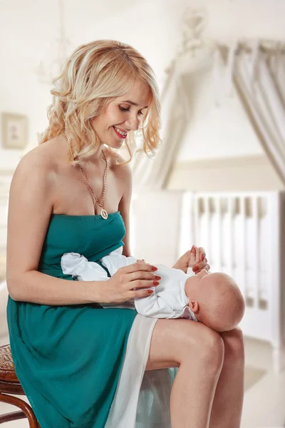 Madre y bebé riendo y abrazándose — Foto de Stock