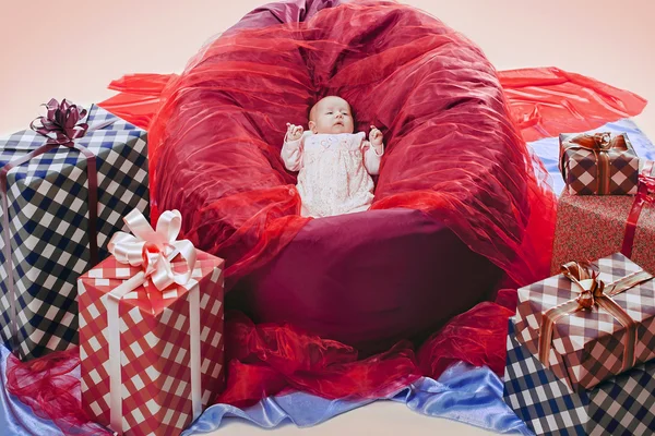 Färgglada presentförpackning med vackra baby — Stockfoto