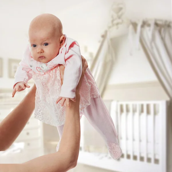 Madre sosteniendo dulce hija — Foto de Stock