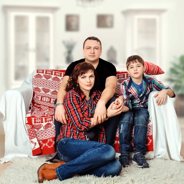 Familia joven feliz — Foto de Stock