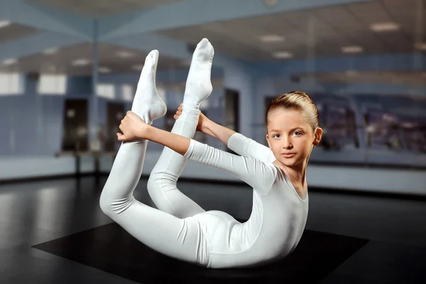 Girl doing gymnastics — Stock Photo, Image