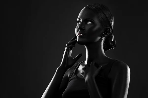 Femme peinte avec la couleur noire — Photo