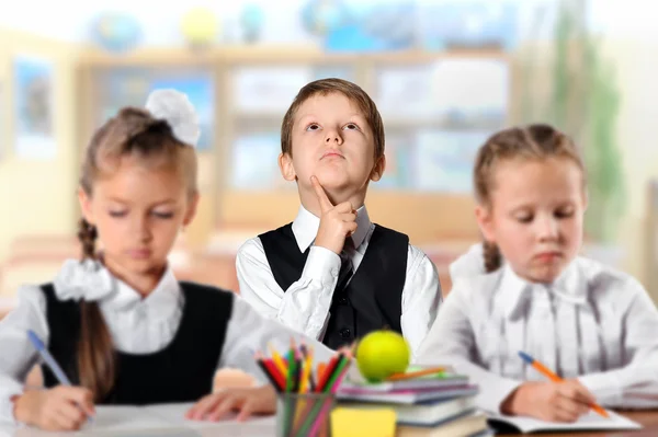 Skolbarn i ett klassrum — Stockfoto