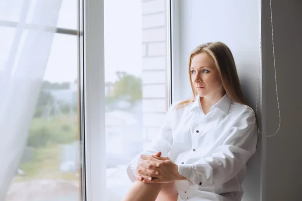 Chica en la ventana — Foto de Stock