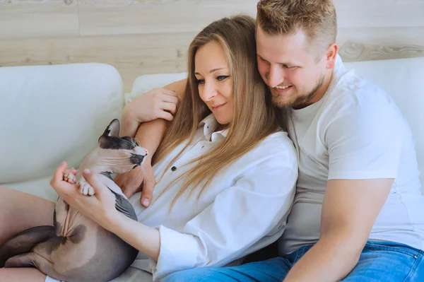 Homem amoroso e mulher com gato — Fotografia de Stock