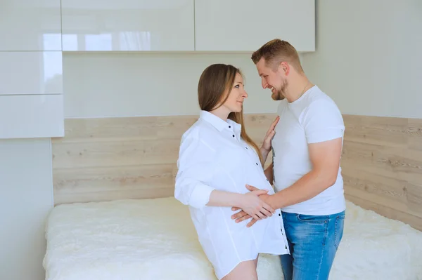 Pari odottaa vauvaa — kuvapankkivalokuva