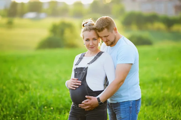 Loving pregnant couple — Stock Photo, Image