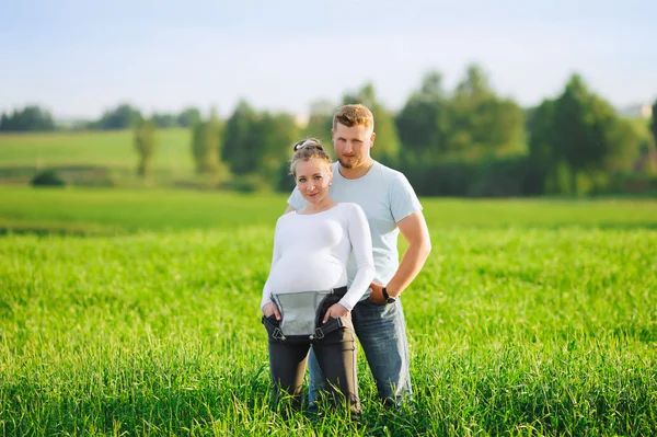 Couple expecting baby — Stock Photo, Image