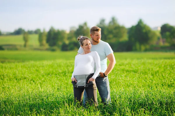 Couple expecting baby — Stock Photo, Image