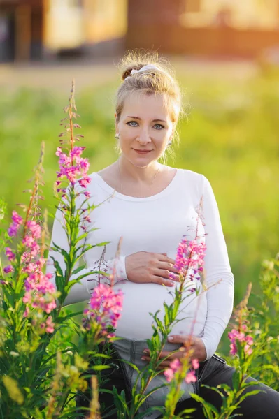 Vakker, gravid kvinne – stockfoto