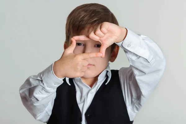 Ragazzo che fa telaio con le mani — Foto Stock