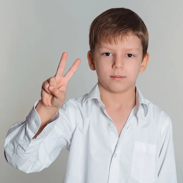 Zafer işareti yaparak çocuk — Stok fotoğraf